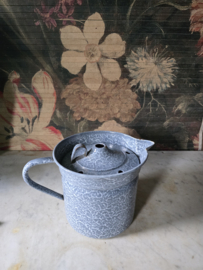 Grijs gewolkte emaille melkkoker