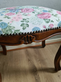 Oud brocante voetenbankje pioenrozen