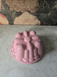 Roze puddingvorm met onderbord Sphinx maastricht