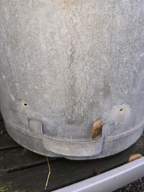 Oude zinken vuilnisemmer