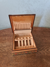 Oud bewerkt houten sigarettendoosje