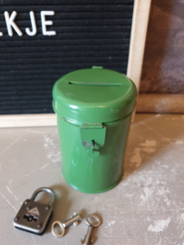Oud groen blikken spaarpotje