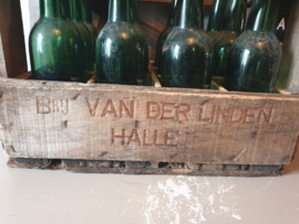 Oude houten krat met oud groen glazen flesjes