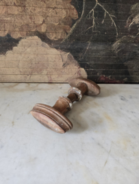 Oude houten deurkruk