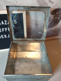 Oud doorleefd vensterblik winkelblik