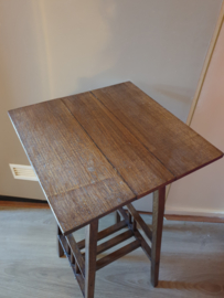 Oud houten plantentafeltje