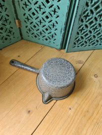 Grijs gewolkte emaille steelpan