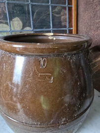 Oude bruin geglazuurde keulse pot