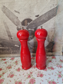 Rood houten peper en zout molen