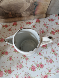 Oud wit emaille schenk kannetje