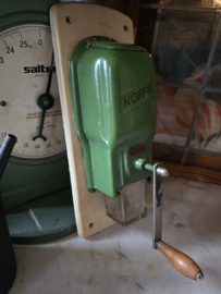 Oud groen gietijzeren koffiemolen PeDe
