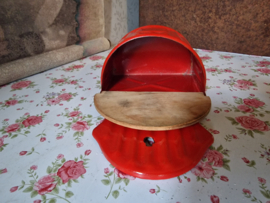 Rood emaille zoutpot houten deksel