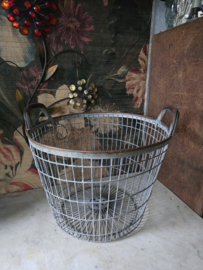 Oude metalen draadmand aardappelmand