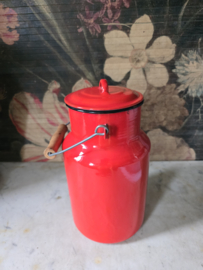 Rood emaille melkbus
