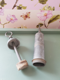 Oude zinken oliespuit