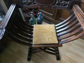 Oude houten leeuwenkop stoel