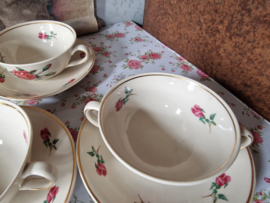 Brocante soepkom met schotel rozen