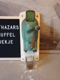 Oud vaal groen gietijzeren pede koffiemolen