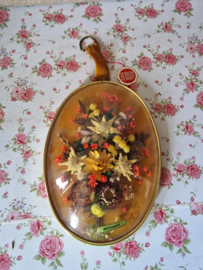 Oud droogbloemen boeket in bolglas lijst
