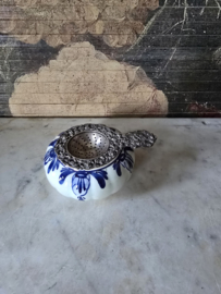 Oud verzilverd delfts blauw theezeefje