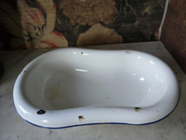 Wit emaille badje op standaard