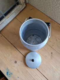 Oude aluminium melkbus