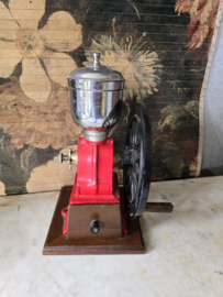 Rood gietijzeren koffiemolen