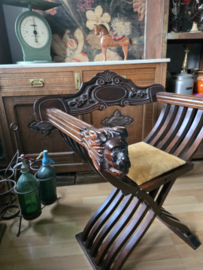Oude houten leeuwenkop stoel