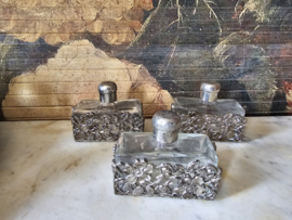 Oud glazen parfumflesje in zilverkleurige houder