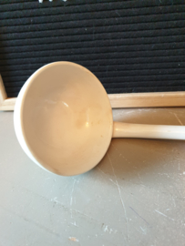 Oude witte soeplepel