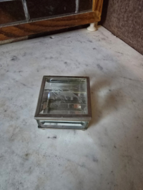 Oud glazen pronk doosje nr1
