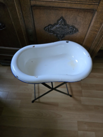 Wit emaille badje op standaard
