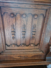 Antiek houten hangkastje met kuif