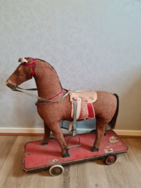 Antiek sleets paard op wielen