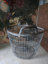 Oude metalen draadmand aardappelmand
