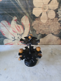 Zwart metalen stempelmolen