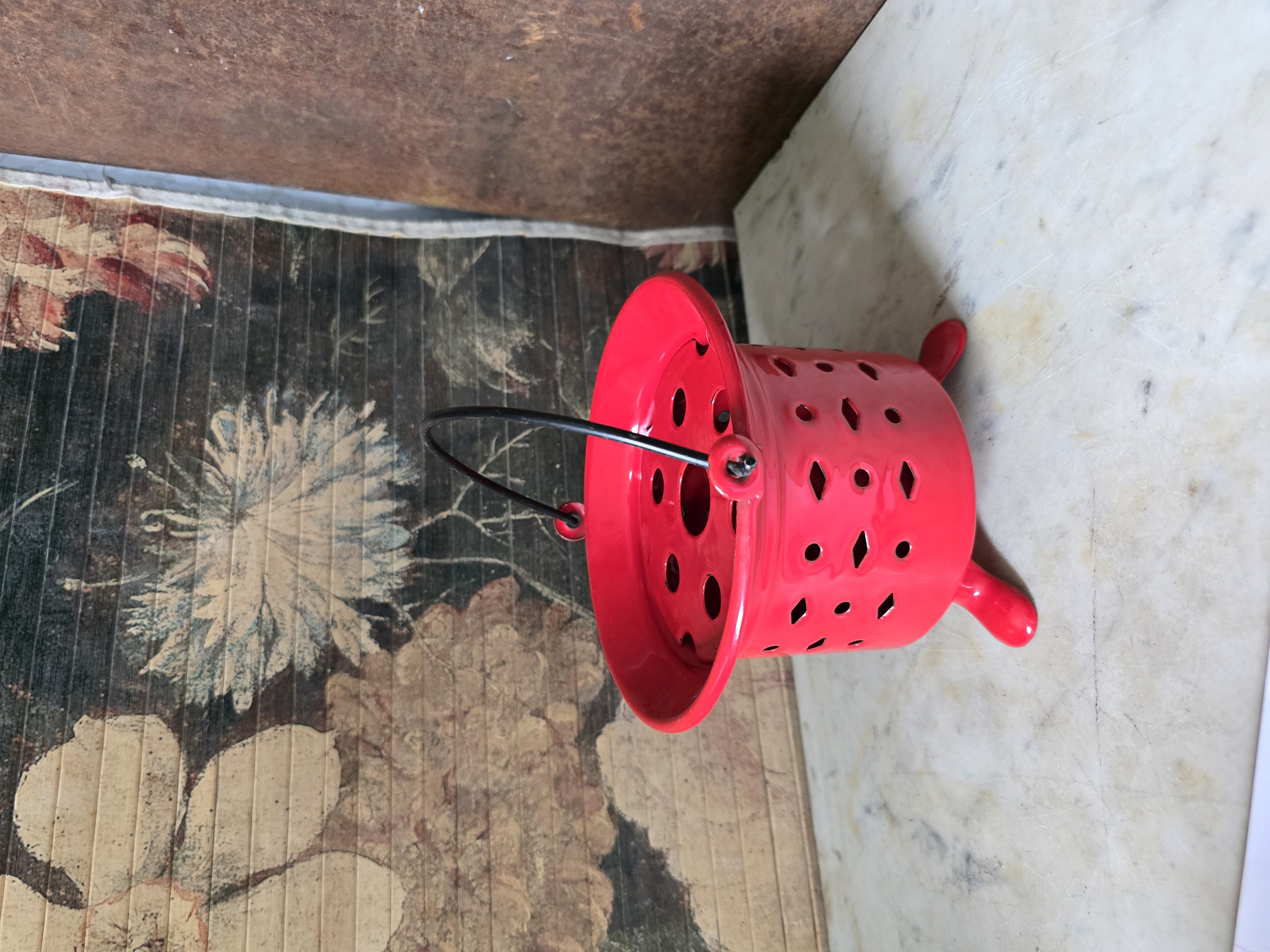 Rood emaille theelichtje