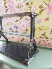 Oude gietijzeren nostalgische papierrolhouder