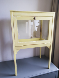 Brocante zachtgeel theekastje