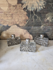 Oud glazen parfumflesje in zilverkleurige houder