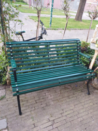 Oud groen tuinbankje parkbank