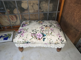 Brocante voetenbankje