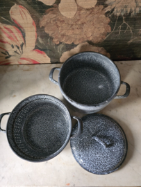 Grijs gewolkte emaille stoompan