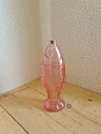 Vintage roze glazen fles karper vis