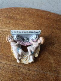 Oud biscuit porseleinen wandconsole engeltjes