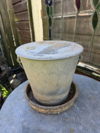 Oude zinken water emmer kip