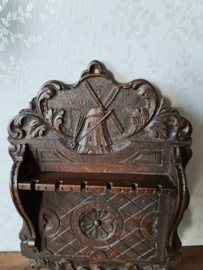 Oud bewerkt houten lepelrekje molen