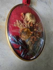Antiek bolglas lijstje droogbloemen boeket