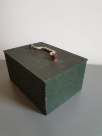 Klein oud metalen geldkistje