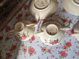 Brocante soepkom met schotel rozen